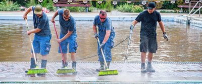 Von jetzt auf gleich machte Starkregen Anfang September aus Straßen Schlammflüsse. Mancherorts fielen in Minuten 50 Liter Wasser pro Quadratmeter. Erwischt hatte es Burkhardtsdorf, Gornsdorf und den Chemnitzer Stadtrand; besonders schlimm betroffen war Adorf. Dort riss die Schlammwelle mit, was im Weg war: Autos, ein Dixiklo, Mülltonnen und Möbelstücke. Im Burkhardtsdorf ergoss sich an jenem Septembertag eine Schlammwelle vom Feld ins Freibad. Der Regen hatte die knochentrockenen Böden der Felder ringsum ausgewaschen. Einen Tag nach der Flut folgte das große Aufräumen und Säubern (Foto). Dabei packten im Freibad freiwillige Helfer an. Am Beckenrand kehrten und kärcherten Mitarbeiter einer Chemnitzer Firma, auch die Chemnitzer Wasserballer und das Schwimmteam waren zum Helfen da. 