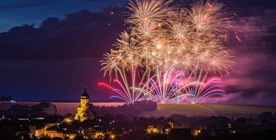 Nach coronabedingter Absage im Vorjahr sind im Juli 500 Jahre Marienberg mit 20.000 Besuchern nachgefeiert worden. Es waren drei tolle Tage, randvoll mit unvergesslichen Momenten. Die Gäste erlebten ein vielfältiges Bühnenprogramm, den Tag der offenen Tür bei der Bundeswehr und die Große Bergparade mit mehr als 750 Trachtenträgern. Ein fast zehnminütiges, spektakuläres Feuerwerk Richtung Lauterbach (Foto) krönte den Samstagabend.
