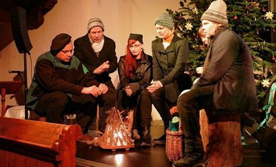Die junge Nachfolgerin des Verkündigungsengels schafft es, Menschen imTaxi zum Nachdenken und am Lagerfeuer zusammenzubringen.