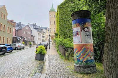 Die starken Wurzeln des großen Baums bringen die alte Säule aus Betonringen mehr und mehr aus der Waagerechten. 