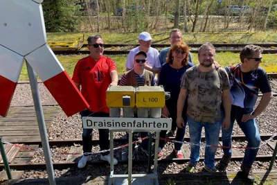 Die Wandergruppe um Heiko (2. von rechts) hat in Berbersdorf einen Zwischenstopp eingelegt, um das Abenteuer Draisine zu wagen.