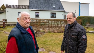 Klaus Budde (l.) und Udo Süß wohnen unmittelbar neben der Firma Oertel. Sie und weitere Anwohner klagen über Lärm und Erschütterungen. Und der Abstand zur Produktionshalle könnte noch deutlich geringer werden. 