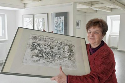 Brigitte Nicolai kann mit ihrer Kunst auch kritisch sein. Im Pestalozzihaus Meinersdorf stellt sie unter anderem diese Arbeit "Hühner in Not"aus, mit der sie auf Missstände in der Tierhaltung aufmerksam macht. 