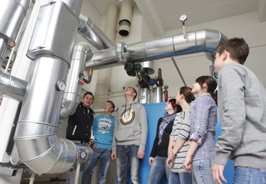 Schulgruppe bestaunt Bio-Heizung