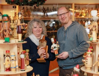  Mitarbeiterin Eva Maria Lenk und Inhaber Claudio Lenk haben die Figuren schon mal ins rechte Licht gerückt. 