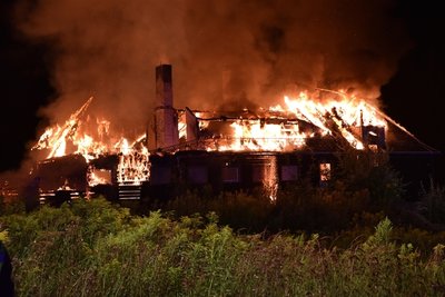 Über knapp zwei Stunden hinweg kämpften Sonntagabend mehr als 100 Feuerwehrleute gegen die Flammen. Sie konnten ein Übergreifen der Flammen auf den angrenzenden Wald verhindern.