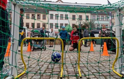 Zum ersten Mal beim Regionalmarkt präsentierte sich der BSC Motor Rochlitz mit einem Stand. Patrick Wießner, Jugendleiter Fußball beim BSC, zeigte dem vierjährigen Rudi, wie man richtig aufs Tor schießt. 