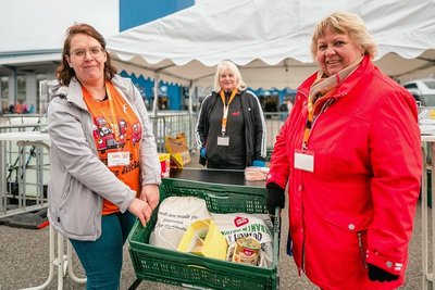 Vor dem Niners-Heimspiel am Mittwochabend haben Fans Essen für die Tafel gespendet. Anja Rahn, Anett Kruck und Tafel-Geschäftsführerin Christiane Fiedler (on links) sammelten die Spenden vor der Messe ein. 