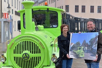 Abschied von der Silberstadtbahn: Organisatorin Ulrike Jurk übergibt an Fahrer David Matzig ein Erinnerungsfoto . 