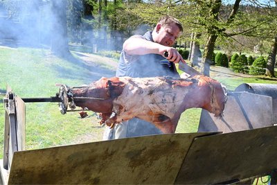 Nach der Enthüllung wurde das Spanferkel von Grillmeister Thomas Knechtel angeschnitten.