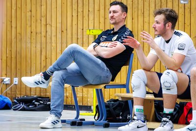 Der langzeitverletzte Kapitän Tim Neuber (rechts Ben Becher) am Spielfeldrand. Er hört am Saisonende auf.