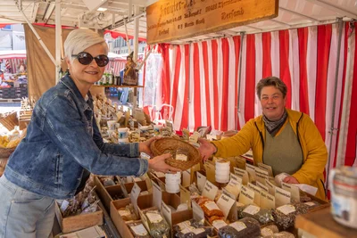 Dana Müller hat an ihrem Stand Kräuter, Tee und Gewürze angeboten. Conny Diebold aus Sonthofen kaufte Pfeffer und Kümmel. Die gebürtige Venusbergerin war zu Besuch bei ihrer Mutter und wollte für sie am Wochenende kochen.