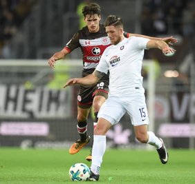 Dennis Kempe sichert den Ball vor St. Paulis Christopher Buchtmann.