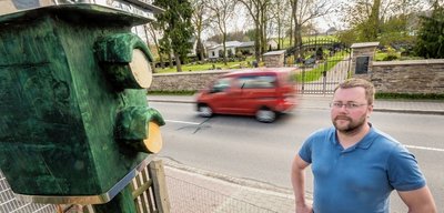 Hölzernes Innenleben, grüne Farbe, Blech als Wetterschutz: Blitzen kann sie zwar nicht, aber die Optik stimmt. Im Marienberger Ortsteil Zöblitz machte im Mai eine hölzerne Blitzer-Attrappe an der B171 Schlagzeilen. Steffen Raab (Foto) hat das vermeintliche Gerät bauen lassen, um Rasern Einhalt zu gebieten. Der traurige Hintergrund: Gefertigt ist die Attrappe aus einem Baum, an dem sich vor einigen Jahren eine Autofahrerin tot fuhr. 