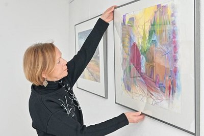 Sylvia Käppler, Vorsitzende des Kunstvereins "burk-art", bei der Vorbereitung der aktuellen Schau. Sie sagt: "Wir machen hier richtig große Kunst in Meinersdorf." 
