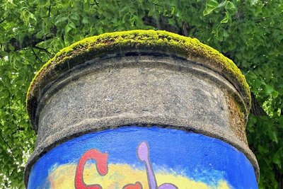 Das bemooste "Dach" der letzten Schwarzenberger Litfaßsäule, die demnächst abgebrochen werden soll. 