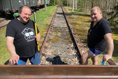 Thomas Kühn (links) und Klaus Erazim sind seit Jahren ehrenamtlich für den Museumsbahnhof tätig, um das Kleinod mit Leben zu füllen.