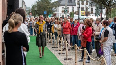 Vor dem Schuhhaus Agustin am Eingang zur Burgstraße gab es eine Modenschau, die von Geschäften aus Rochlitz und Geithain präsentiert wurde. 