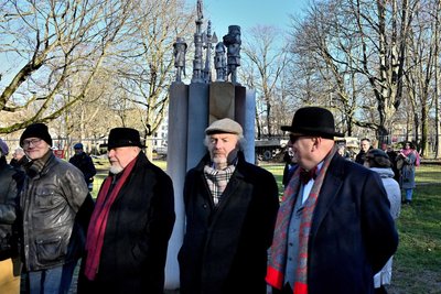 Thomas Ihle von der gleichnamigen Kunstgießerei, Bildhauer Christian Späte, Osmar Osten und Uwe Dziuballa freuen sich über das neue Kunstwerk auf dem Purple Path in Chemnitz.
