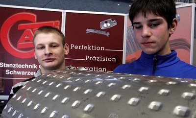 
              <p class="artikelinhalt">Marcel Wiedner aus Zwönitz schaut sich genauer ein Bodenblech für einen BMW an, das bei Cawi Stanztechnik GmbH Schwarzenberg hergestellt wird. Links im Bild: Berater Kay Beyreuther. </p>
            
