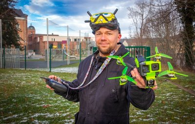 Marcel Wanke mit der Drohne vor der Kindertagesstätte "Baumwollzwerge" in Flöha, für die er ein Präsentationsvideo gefilmt hat. 