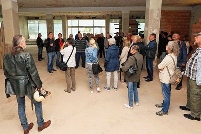 Das ehemalige Schocken-Kaufhaus in Crimmitschau war am Sonntagvormittag der Anziehungspunkt zahlloser Schaulustiger. 