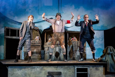 Mit voller Absicht eine ständige Gratwanderung am Rande des schlechten Geschmacks: Das Mel-Brooks-Musical "The Producers" in der Inszenierung von Dominik Wilgenbus an der Musikalischen Komödie in Leipzig. 