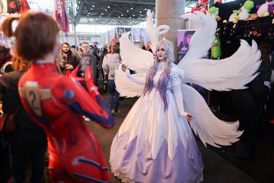 Eine Cosplayerin präsentiert auf der letzten Buchmesse ihr Kostüm.
