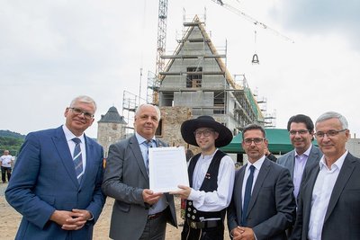 Richtfest auf dem Schlossberg: Minister Hartmut Vorjohann und BA-Direktor Lutz Neumann würdigten den attraktiven Bau, Zimmermann Lucas Neidhardt sagte den Richtspruch auf (von links). Mit im Bild: Landtagsabgeordneter Sören Voigt, Ronald Werner aus dem Wissenschaftsministerium und Vogtland-Landrat Rolf Keil. 