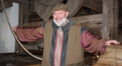 Als Brunnenmeister Georg Einhorn erklärt Jörg Einert den Touristen das Brunnenhaus. Das Schloss, so sagt er, sei ihm zu seiner zweiten Heimat geworden.