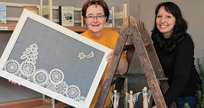 Im Haus der Vereine in Zschorlau läuft eine Ausstellung - im Bild Klöppellehrerin Steffi Schneider (l.) und Anett Klug (r.) vom Team der Bibliothek in Zschorlau. 