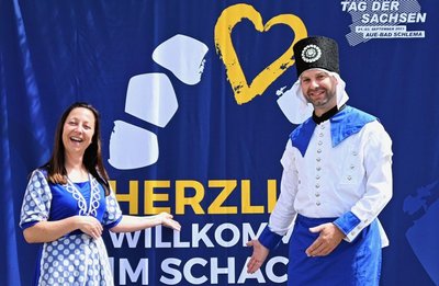 Susann Küchler und Marcus Hoffmann - sie repräsentieren Aue zum Tag der Sachsen als Bademädchen und Blaufarbenwerker. 