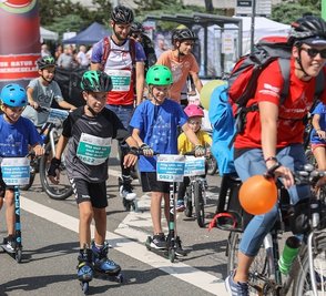 Kinder waren auf Rollern und Laufrädern unterwegs. 