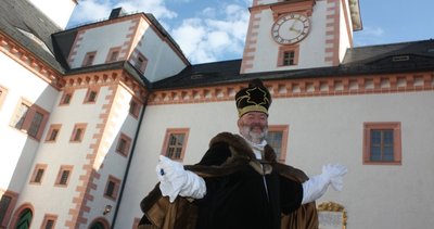 Jörg Einert residiert zum 450-jährigen Jubiläum auf Schloss Augustusburg als Kurfürst August von Sachsen. Die Verwandlung dauert gut eine halbe Stunde, denn sein Gewand besteht aus acht Einzelteilen.