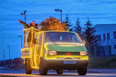 Darf nun doch fahren: DJ Erzbeat alias Martin Naumann mit seinem Weihnachtsmobil. Foto: Georg Dostmann/Archiv
