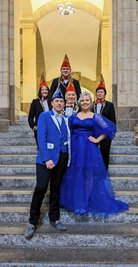 Das Prinzenpaar Nora I. und Daniel II. (vorn) und die Abordnung des FCV in der Staatskanzlei. 