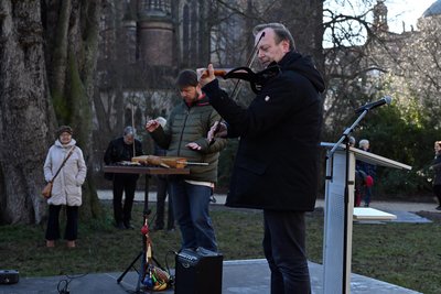Jens Gagelmann (links) und Hartmut Schill improvisierten während der Einweihung des neuen Werks auf dem Schillerplatz humorvoll unter anderem zu "Buttermilchgetzn" und "Schmalspurbahn".