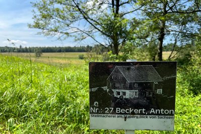 Dort, wo einst Häuser standen, erinnern heute Tafeln an das verschwundene Böhmisch Reizenhain.