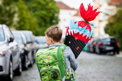 Einfach und individuell: Mit einem Schultütenrohling aus dem Handel lässt sich die Tüte schnell und nach eigenen Wünschen verzieren.