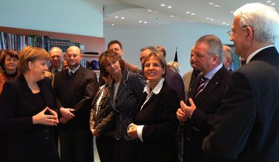 
              <p class="artikelinhalt">Echt locker plauderte Deutschlands Nummer 1, Angela Merkel (l.), mit einer Gruppe von Erzgebirgern beim Besuch des Bundeskanzleramtes in Berlin. Ganz anders, als es die Gästen erwartet hatten.</p>
            
