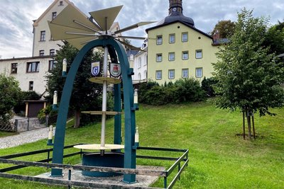 Die Ganzjahrespyramide am Klingenthaler Marktplatz ist derzeit ohne Figuren.