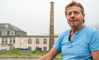 Der Gelenauer Rainer Scherzer hat auf dem Schornstein vor Jahren ein Storchennest montiert, eigentlich als Gag. Dass dort jemals Störche brüten, hätte er nicht geglaubt.