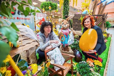 Dekorateurin Konstanze Rabe aus Thalheim gestaltet den Osterschmuck im Simmel-Center Aue. Die Ideen dafür entwickelt sie seit Jahren mit Centermanagerin Yvonne Härtig. 