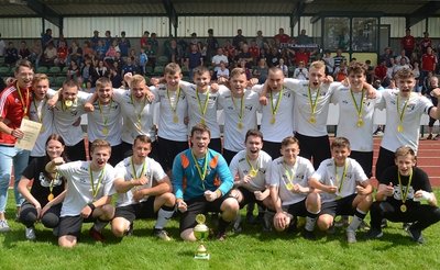 Das B-Junioren-Team des 1. FC Rodewisch bezwang im Finale die Spielgemeinschaft Erlbach/Wernitzgrün/Markneukirchen 3:1. Im Hintergrund ist zu erkennen, dass auch die Nachwuchsfinals gut besucht waren.