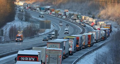 ...  ist die Autobahn 4 am Donnerstagmorgen zwischen Wüstenbrand und Hohenstein-Ernstthal in Fahrtrichtung Erfurt für fast zwei Stunden voll gesperrt gewesen.