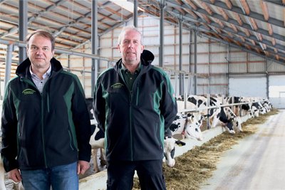 Stephan Pissors und Uwe Seiler im 2022 neu gebauten und mit viel Tierwohlelementen ausgestatteten Milchviehstall.