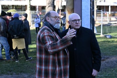 Der Chemnitzer Oberbürgermeister Sven Schulze (rechts) hatte bei Alexander Ochs angeregt, dass auch die Stadt selbst Teil des Skulpturenpfads Purple Path sein müsse. Dies wurde mit Osmar Ostens Arbeit nun eingelöst.