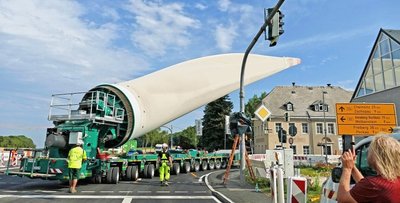 An der Heinzebank gab es im Juli einen außergewöhnlichen Schwertransport. Das erste von drei 80,5 Meter langen Rotorenblättern (Foto), die sich künftig in einem Windpark in Voigtsdorf im Landkreis Mittelsachsen drehen sollten, wurde mit einem Spezialtransporter zu seinem künftigen Standort gebracht. Voran ging es nur mit einer Geschwindigkeit von bis zu neun Kilometern pro Stunde. Das Gewicht des Blattes: 21 Tonnen. 