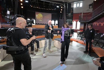 Probe am Mittwochnachmittag für das ZDF-Morgenmagazin: Moderatorin Eva-Maria Lemke bekommt von Regisseur Klaus Heim (Mitte) ihren Platz vor der Kamera zugewiesen.
