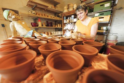 Töpferin Claudia Kreisig nimmt in Plauen am Wochenende mit ihrer Werkstatt am Tag der offenen Töpferei bei.